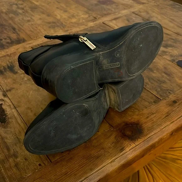 Tommy Hilfiger Black Ankle zipper boots 7M with Gold Emblem - Picture 12 of 16